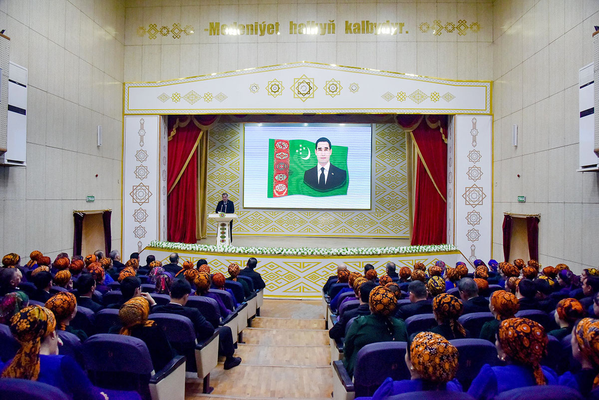 Ýazyjylaryň ömrüne we döredijiligine bagyşlanan maslahat we aýdym-sazly dabaralar