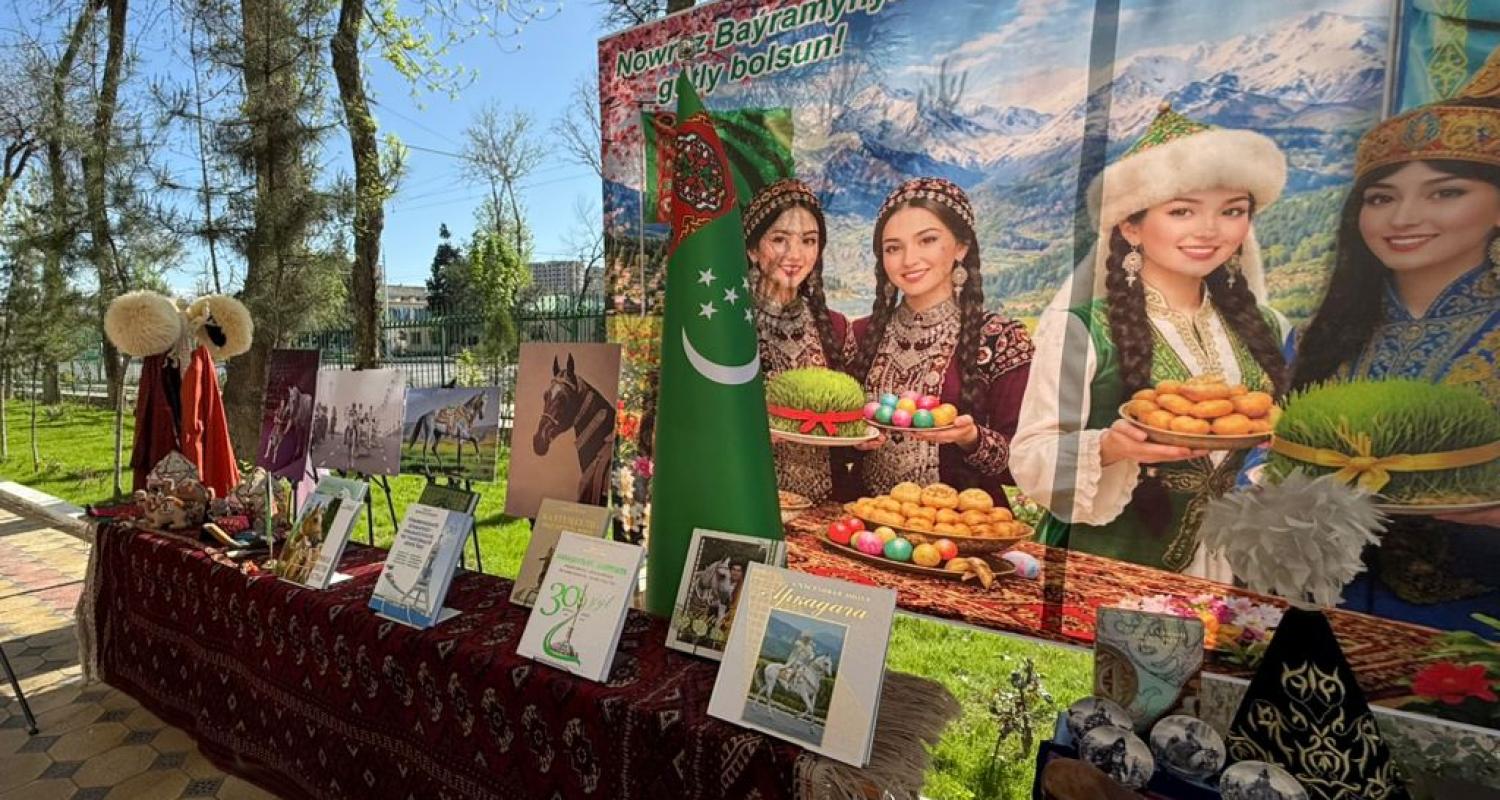 Türkmenistanyň medeni mirasy Täjigistanyň Döwlet medeniýet we sungat institutynda görkezildi