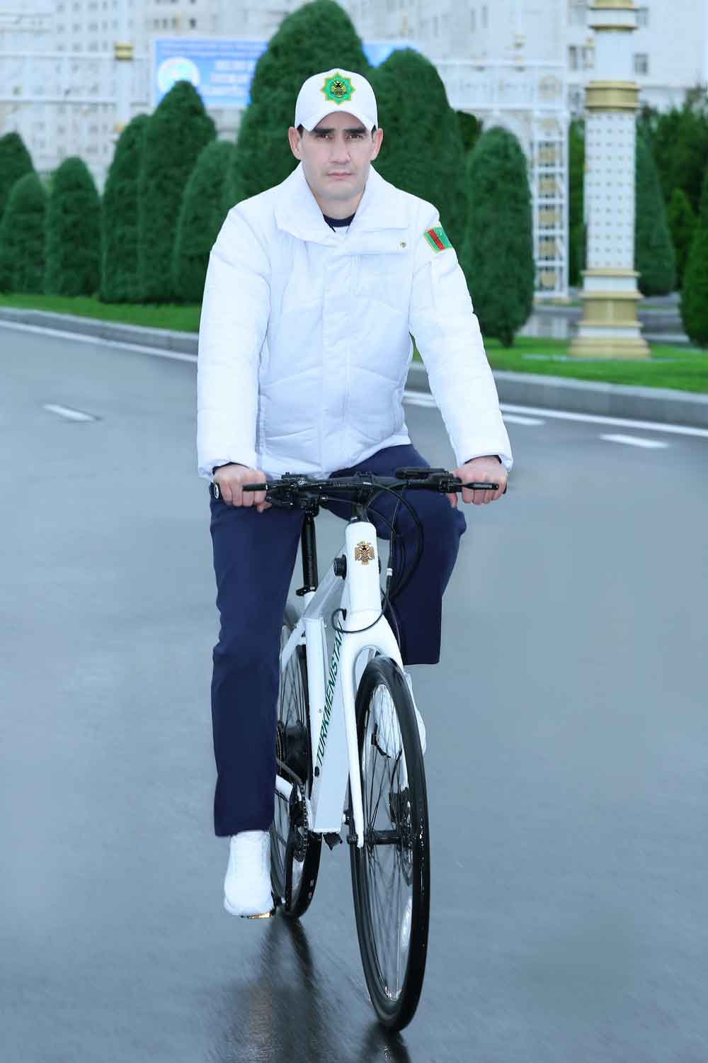 Türkmenistanyň Prezidenti Serdar Berdimuhamedow köpçülikleýin welosipedli ýörişe gatnaşdy