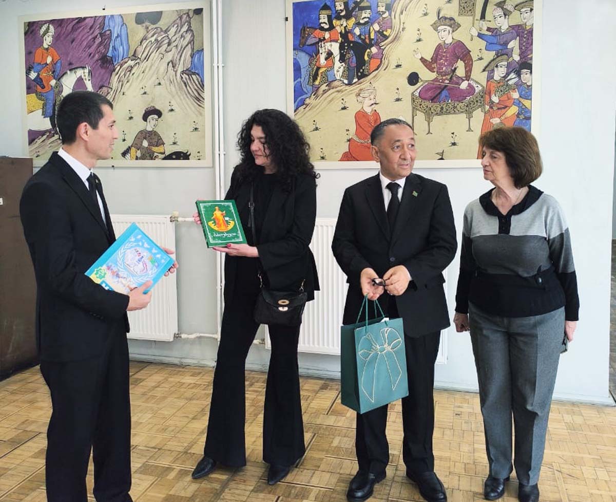 Türkmenistanyň we Gruziýanyň alymlary bilelikde milli golýazmalary öwrenmäge başladylar