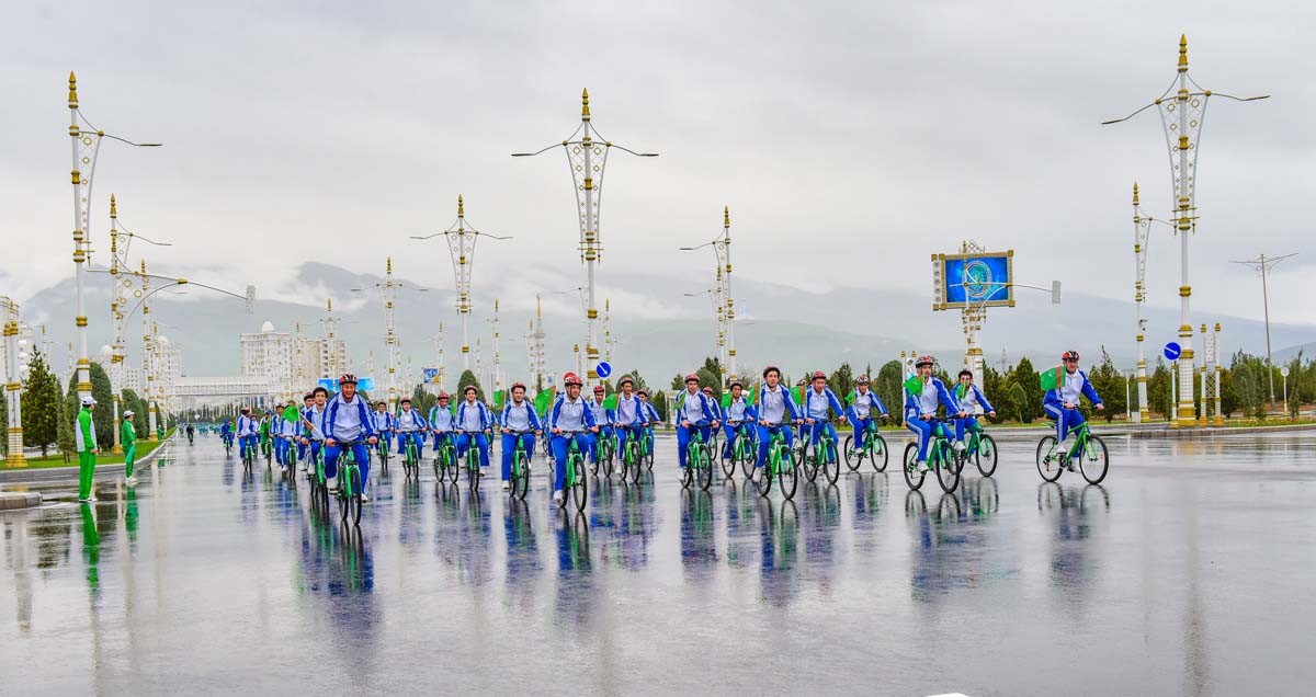 Президент Сердар Бердымухамедов принял участие в массовом велопробеге