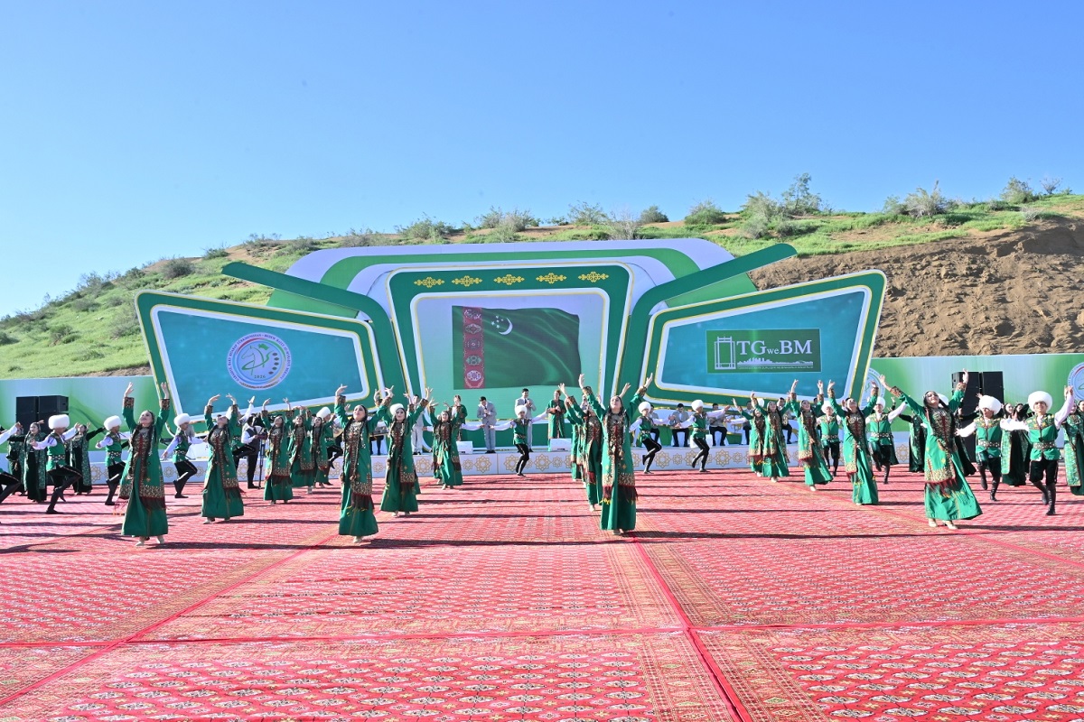 Президент Сердар Бердымухамедов принял участие в торжественной церемонии закладки нового современного посёлка