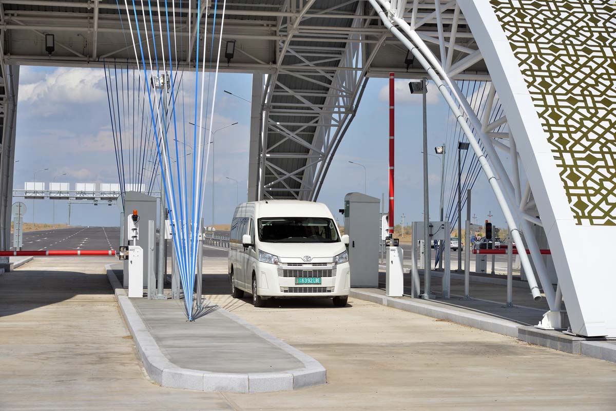 Türkmenistanyň Prezidenti Serdar Berdimuhamedow ýokary tizlikli awtomobil ýolunyň jemleýji tapgyrynyň açylyş dabarasyna gatnaşdy