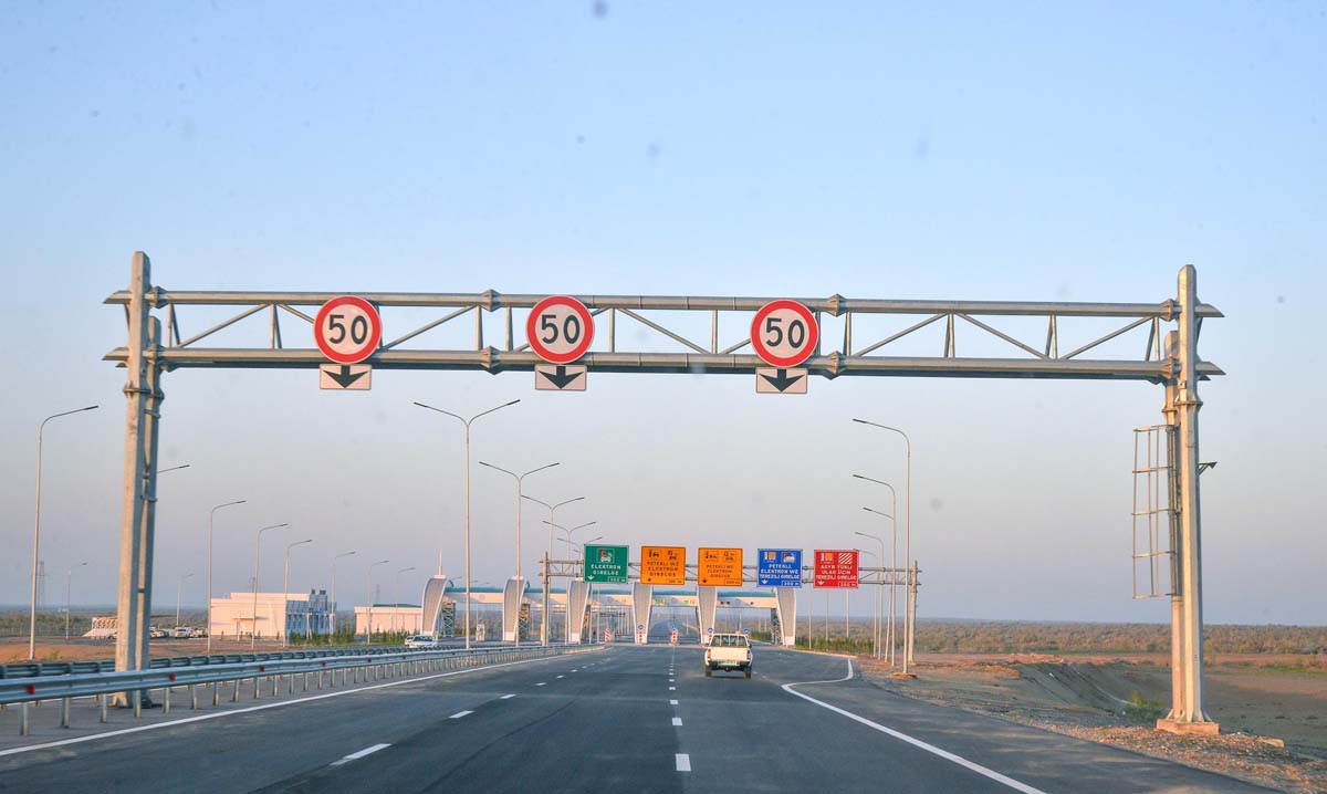 Türkmenistanyň Prezidenti Serdar Berdimuhamedow ýokary tizlikli awtomobil ýolunyň jemleýji tapgyrynyň açylyş dabarasyna gatnaşdy