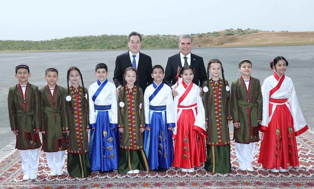 Gahryman Arkadagymyz hem-de HHR-iň Döwlet Geňeşiniň Premýeriniň birinji orunbasary «Galkynyş» gaz käniniň dördünji tapgyryny özleşdirmäge badalga bermek dabarasyna gatnaşdylar