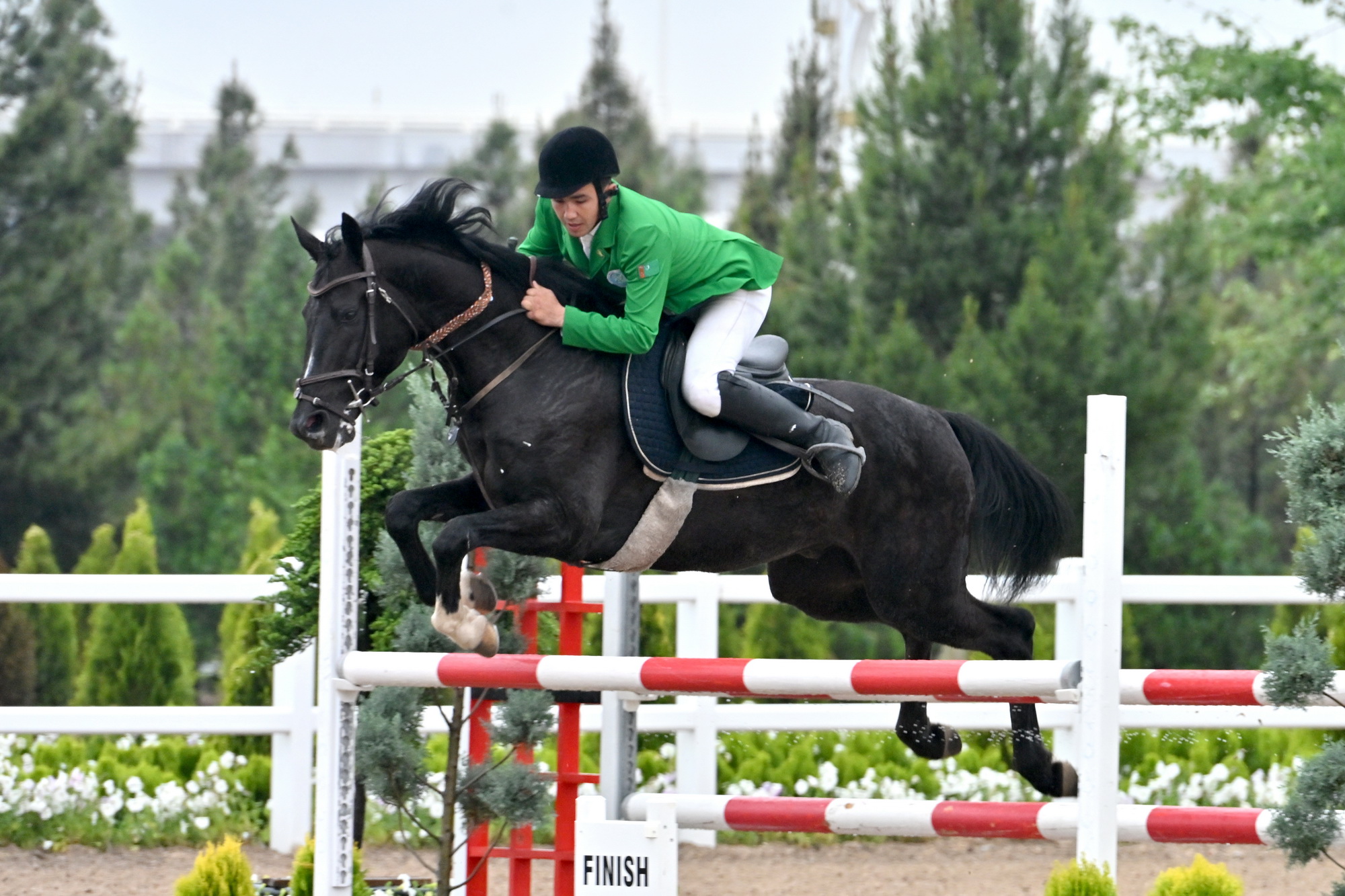 Aşgabatda bedewleriň päsgelçiliklerden böküp geçmek boýunça bäsleşigi geçirildi