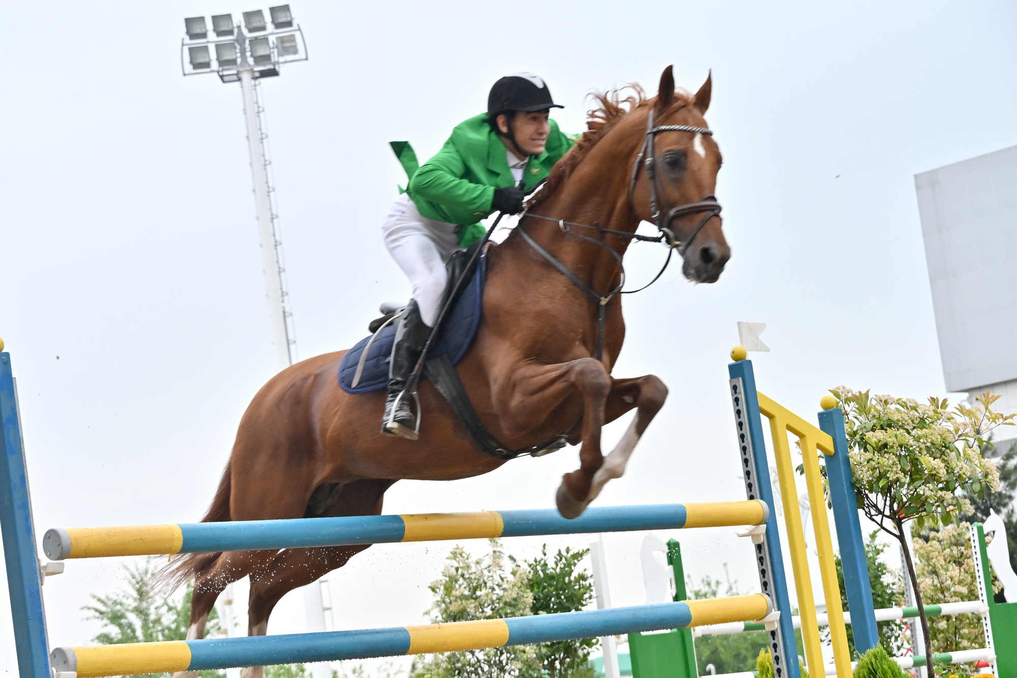 Aşgabatda bedewleriň päsgelçiliklerden böküp geçmek boýunça bäsleşigi geçirildi
