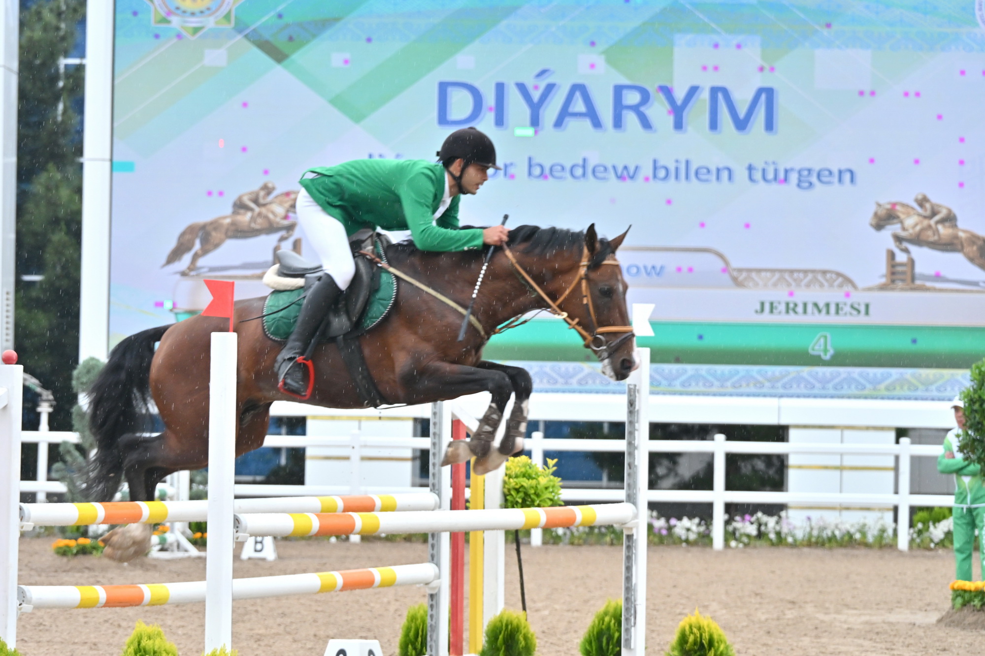 Aşgabatda bedewleriň päsgelçiliklerden böküp geçmek boýunça bäsleşigi geçirildi