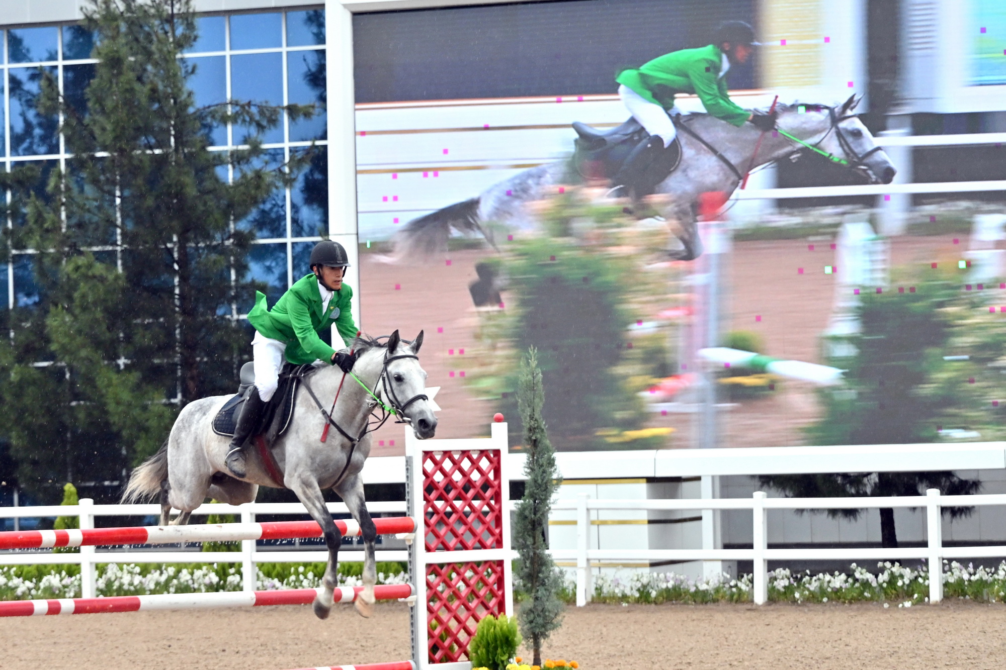 Aşgabatda bedewleriň päsgelçiliklerden böküp geçmek boýunça bäsleşigi geçirildi