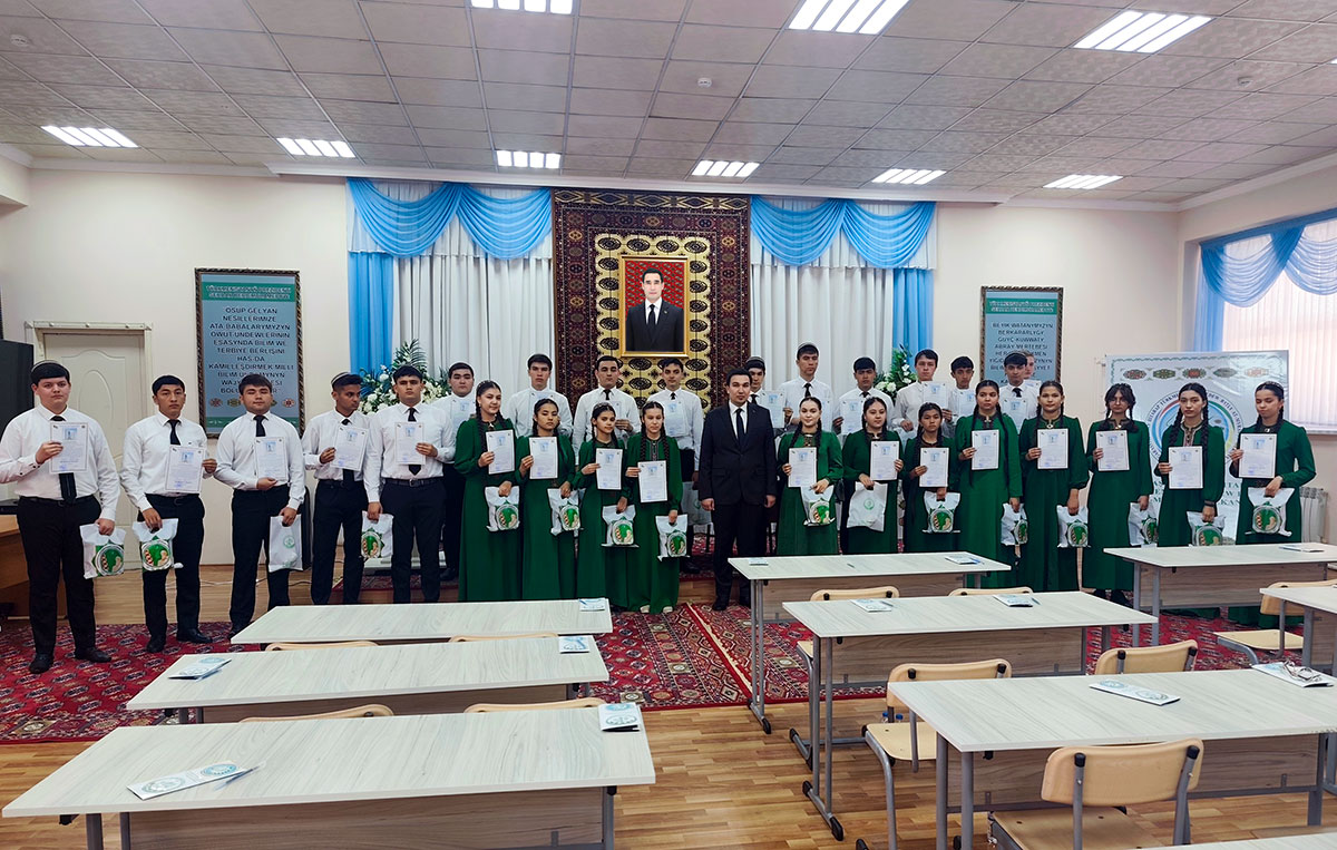 В Ашхабадской финансово-экономической школе прошла олимпиада по основам экономики среди старшеклассников