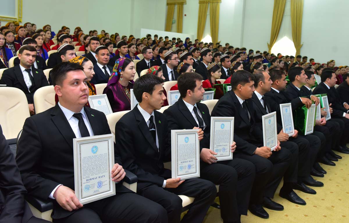 В этрапе Махтумкули состоялась церемония награждения победителей творческих конкурсов