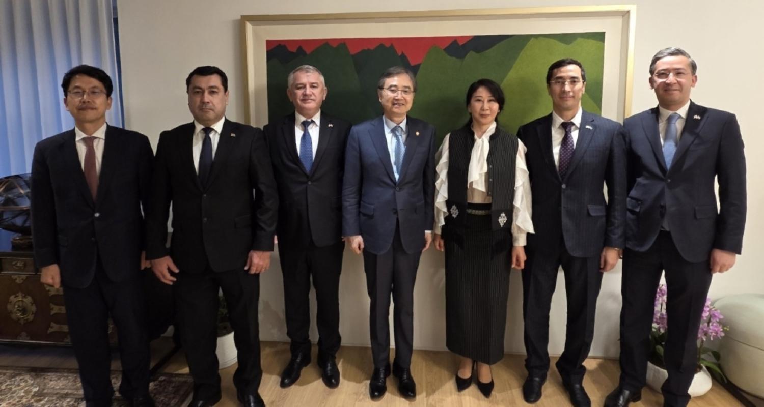 Merkezi Aziýa döwletleriniň Ilçileriniň Koreýa Respublikasynyň Daşary işler ministri bilen duşuşygy