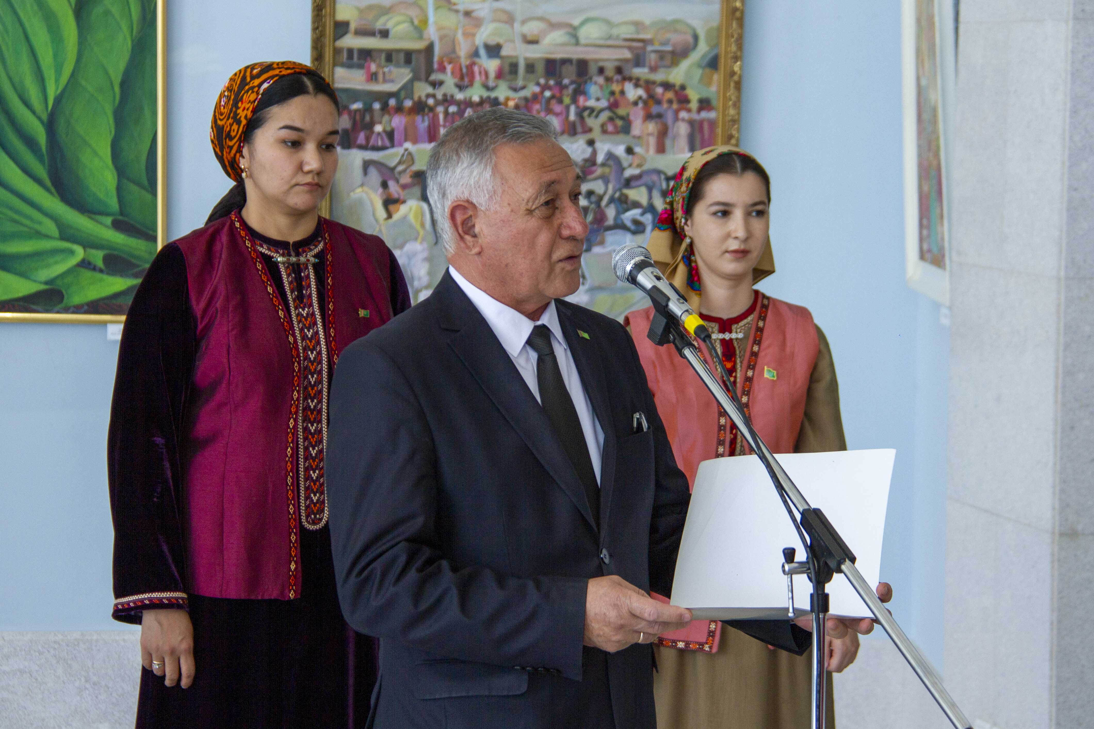 Выставка к празднику главных атрибутов нашего государства