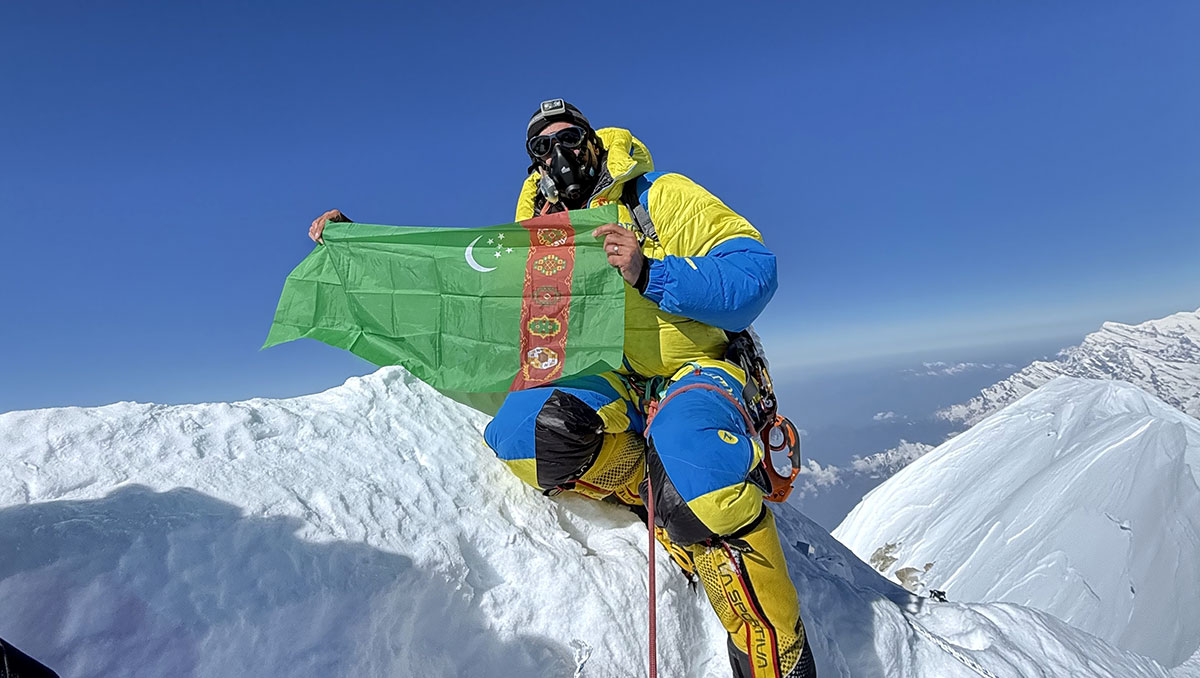 Türkmenistanyň Döwlet baýdagy Annapurna depesinde dikildi