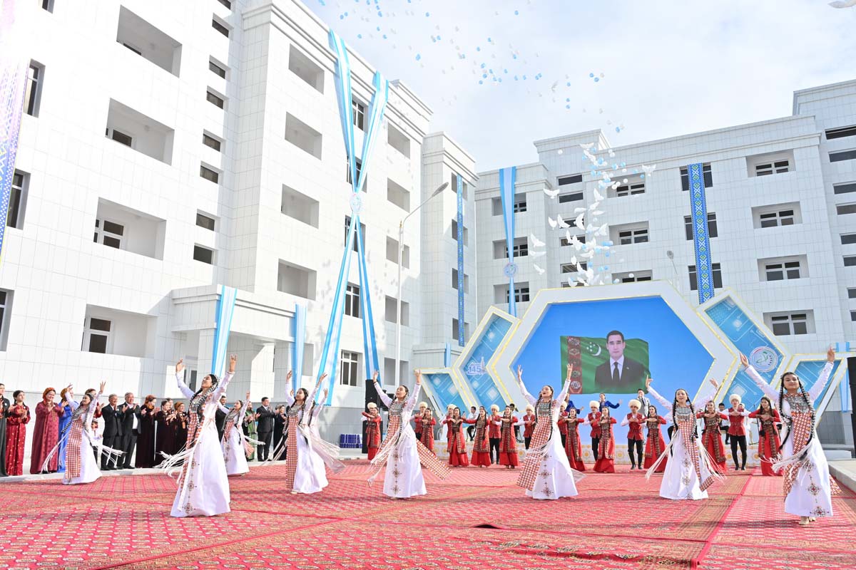 Aşgabat şäheriniň güni mynasybetli täze ýaşaýyş jaýlary açyldy