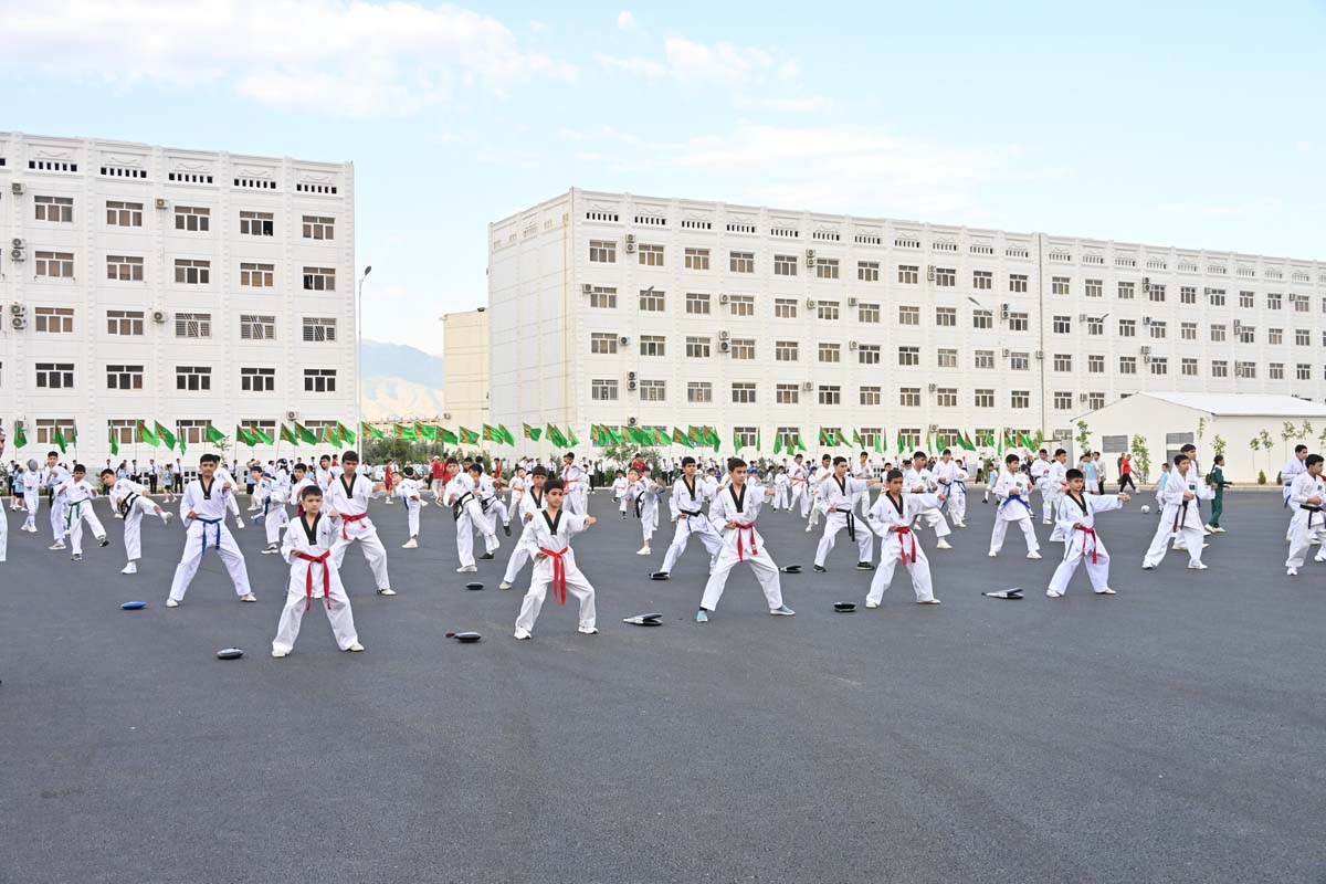 Aşgabat şäheriniň güni mynasybetli täze ýaşaýyş jaýlary açyldy