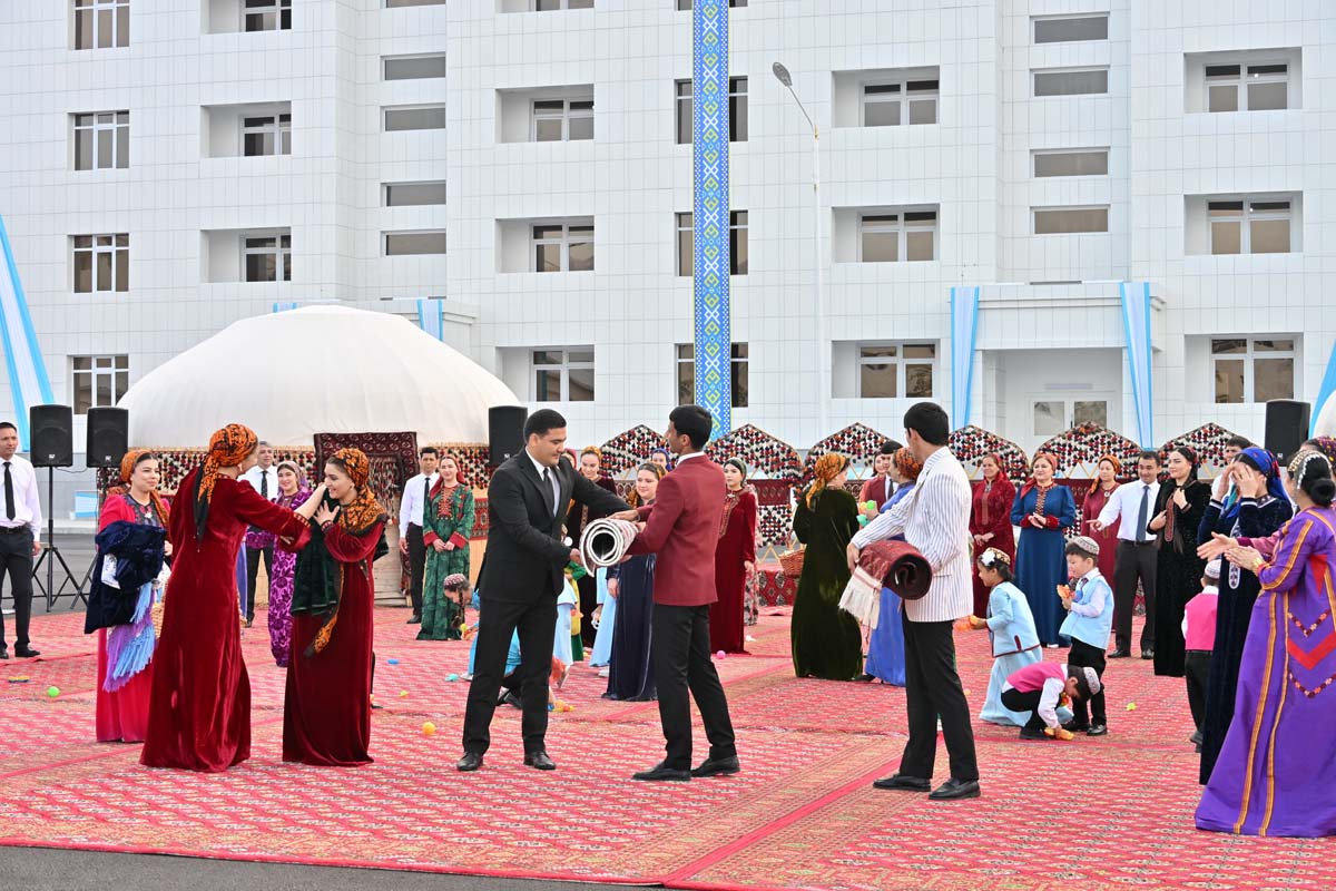 Aşgabat şäheriniň güni mynasybetli täze ýaşaýyş jaýlary açyldy