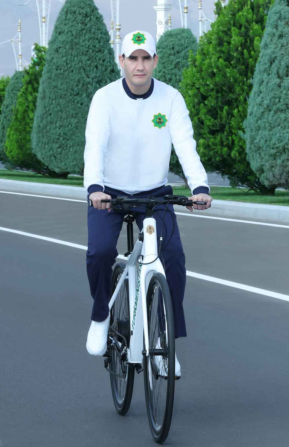 Президент Сердар Бердымухамедов принял участие в массовом велопробеге