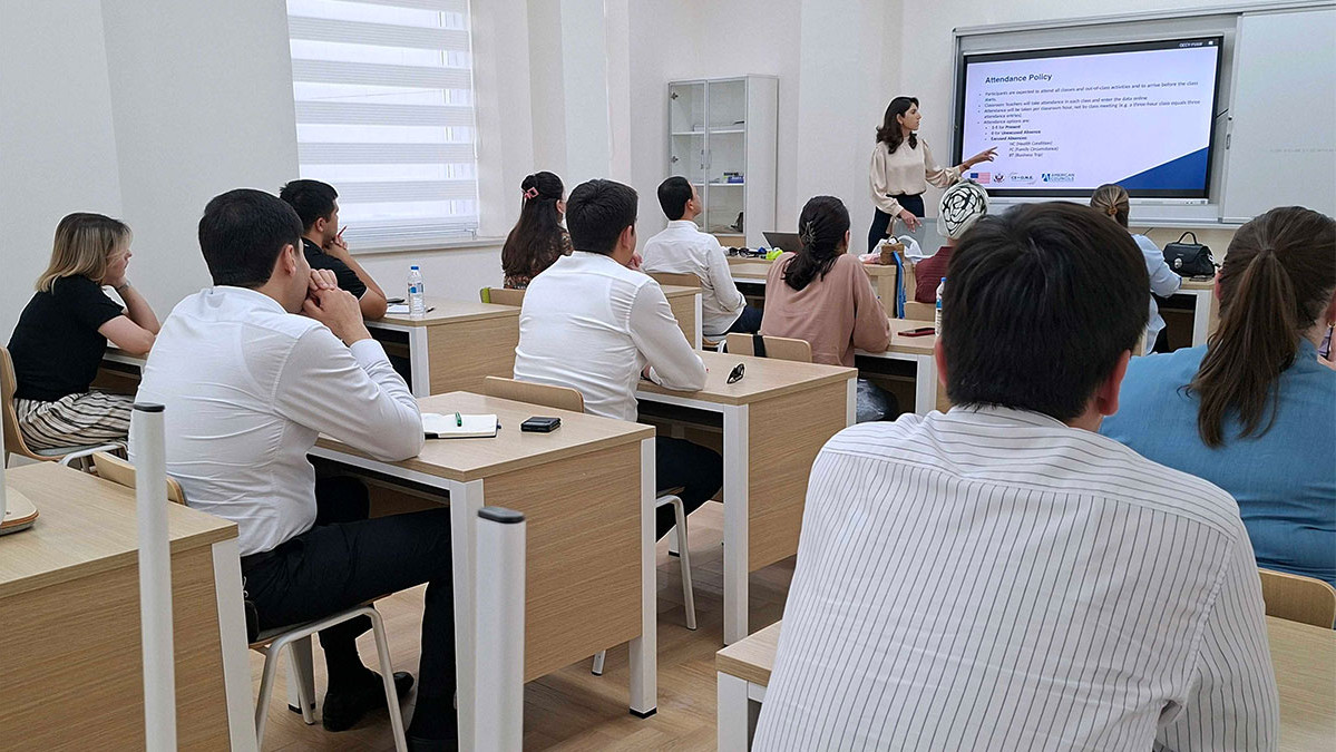 Türkmen hünärmenleri C5+O.N.E. maksatnamasynyň çäklerinde ykdysady iňlis dilini kämilleşdirýärler