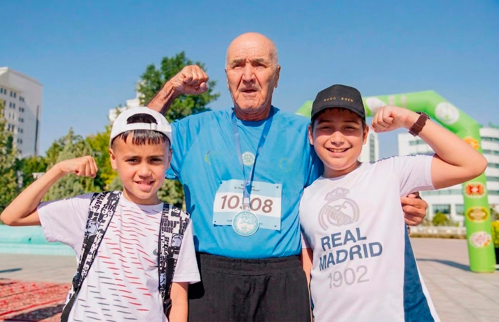 Бегун-энтузиаст готовится пробежать 35 километров в честь 35-летия независимости Туркменистана