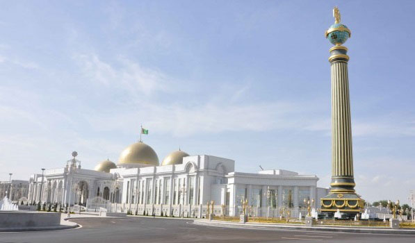 Президент Туркменистана принял руководителя компании «VINCI Construction Grands Projets»