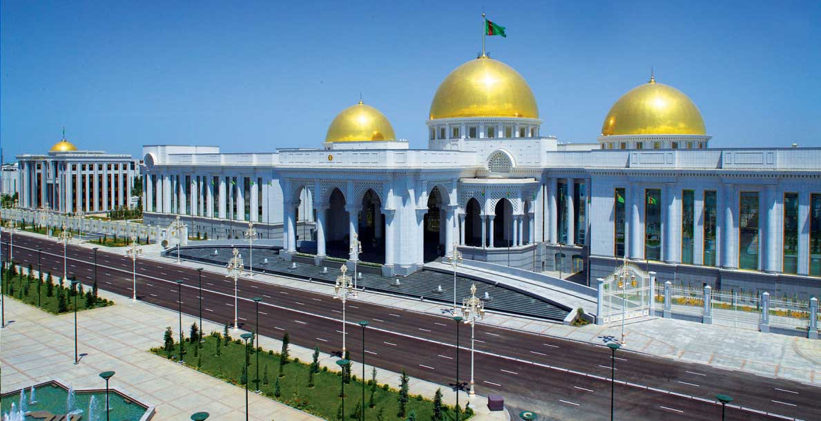 Türkmenistanyň Prezidenti Garaşsyzlyk binasyna gül goýmak dabarasyna gatnaşdy