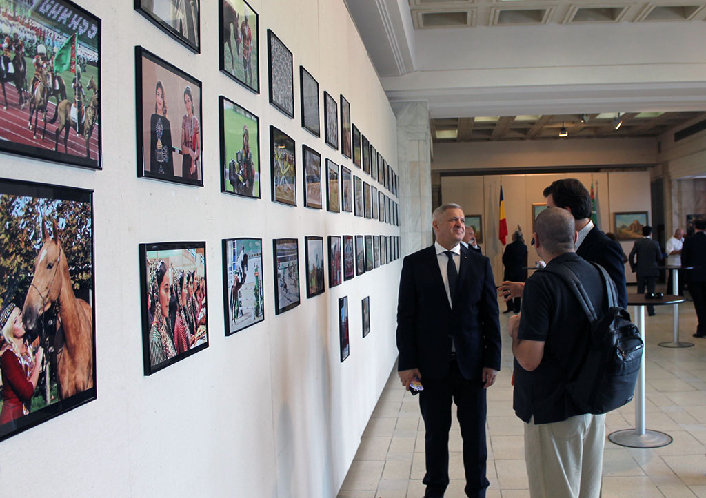 Turkmen people’s cultural traditions and arts presented in Bucharest