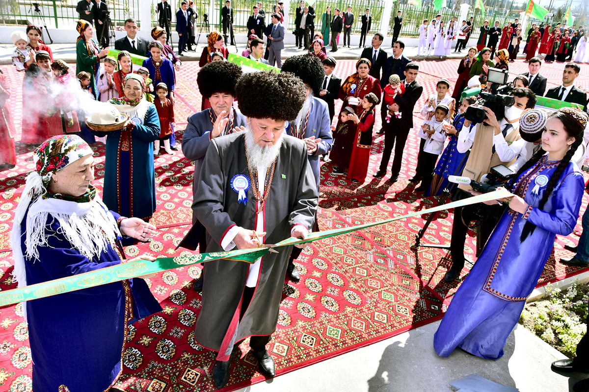 Köp çagaly eneleri hormatlamak dabarasy