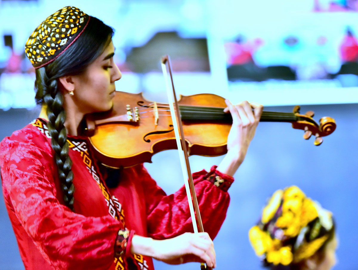 Sungat dilinde söhbet:  türkmen we azerbaýjan aýdymçy-sazandalarynyň onlaýn-konserti