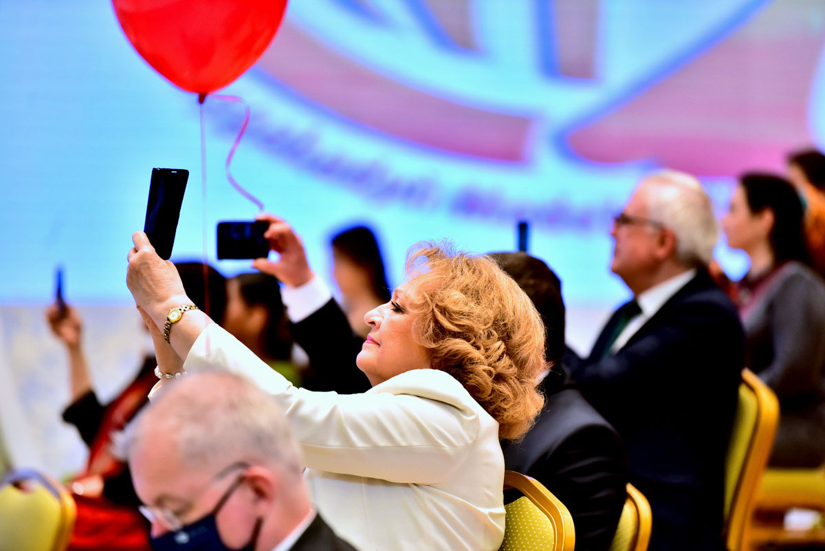 Мода и традиции: туркменские дизайнеры представили весенне-летнюю коллекцию