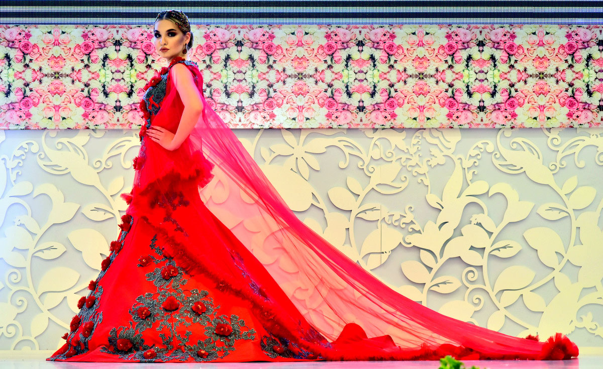 Мода и традиции: туркменские дизайнеры представили весенне-летнюю коллекцию