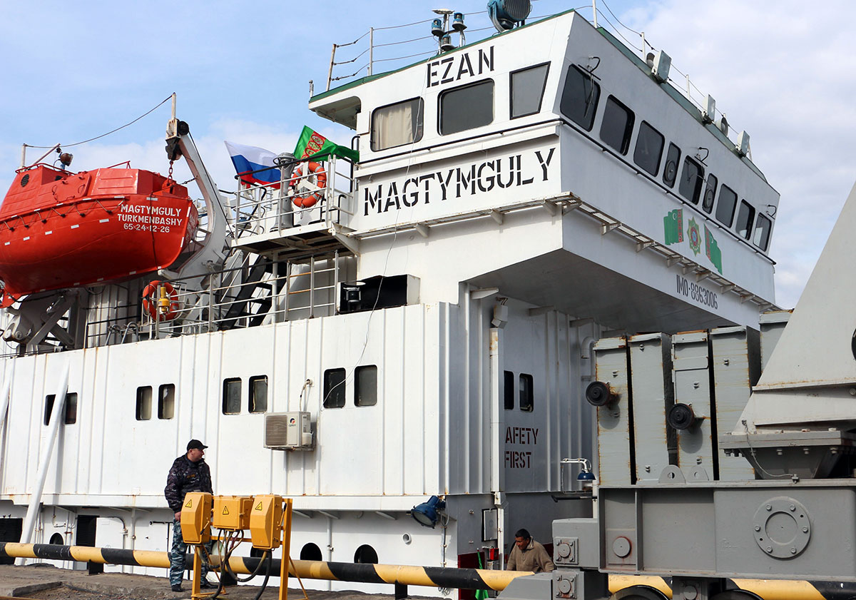 Humanitarian cargo from Turkmenistan arrives of Astrakhan Port