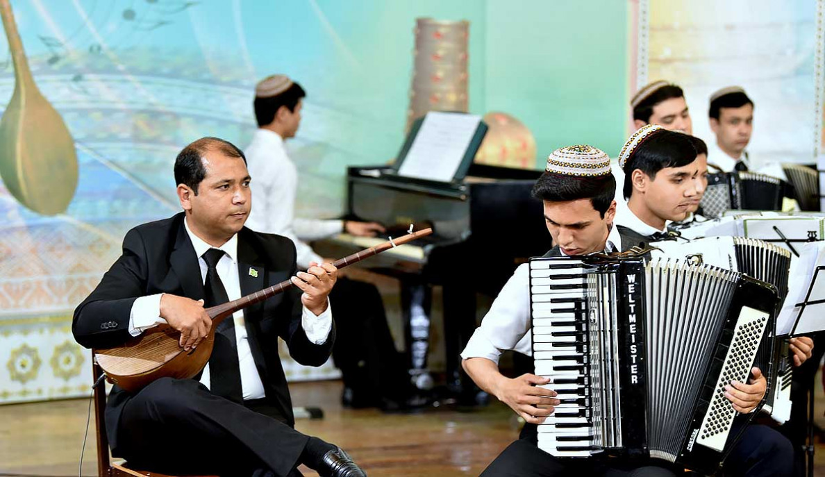 Tar, Accordion, Dutar: Musical Eclecticism and Classical Style of Playing