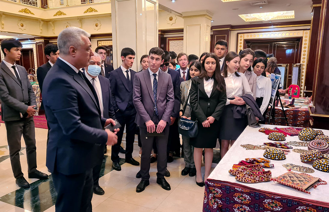 Посольство Туркменистана в Ташкенте провело конкурс среди студентов Университета мировой экономики и дипломатии