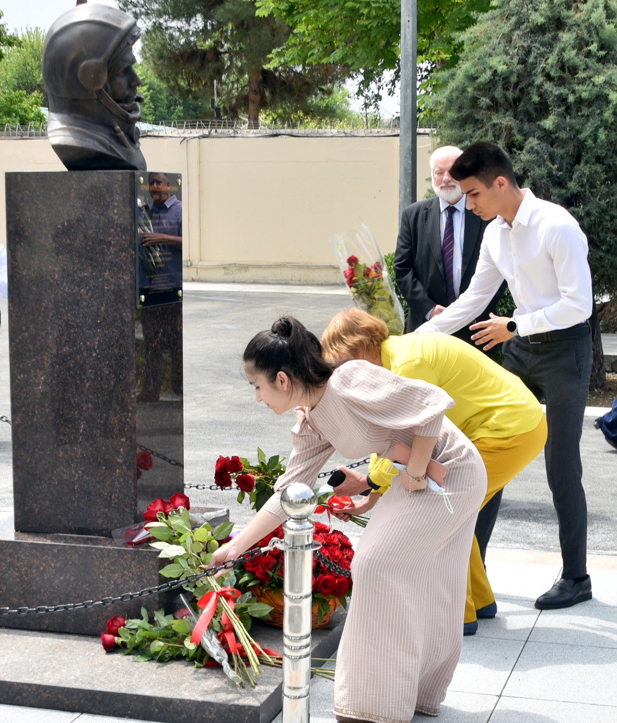 В Ашхабаде торжественно открыли памятник Юрию Гагарину