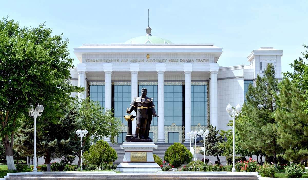 Дашогузский театр представил спектакль по произведению главы государства «Духовный мир туркмен»