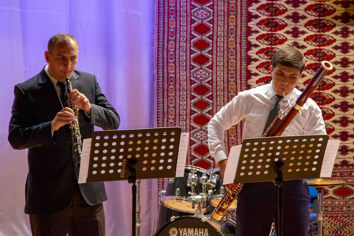 Bah we saksofon. Ýörite sazçylyk mekdebiniň mugallymlarynyň saz sowgady