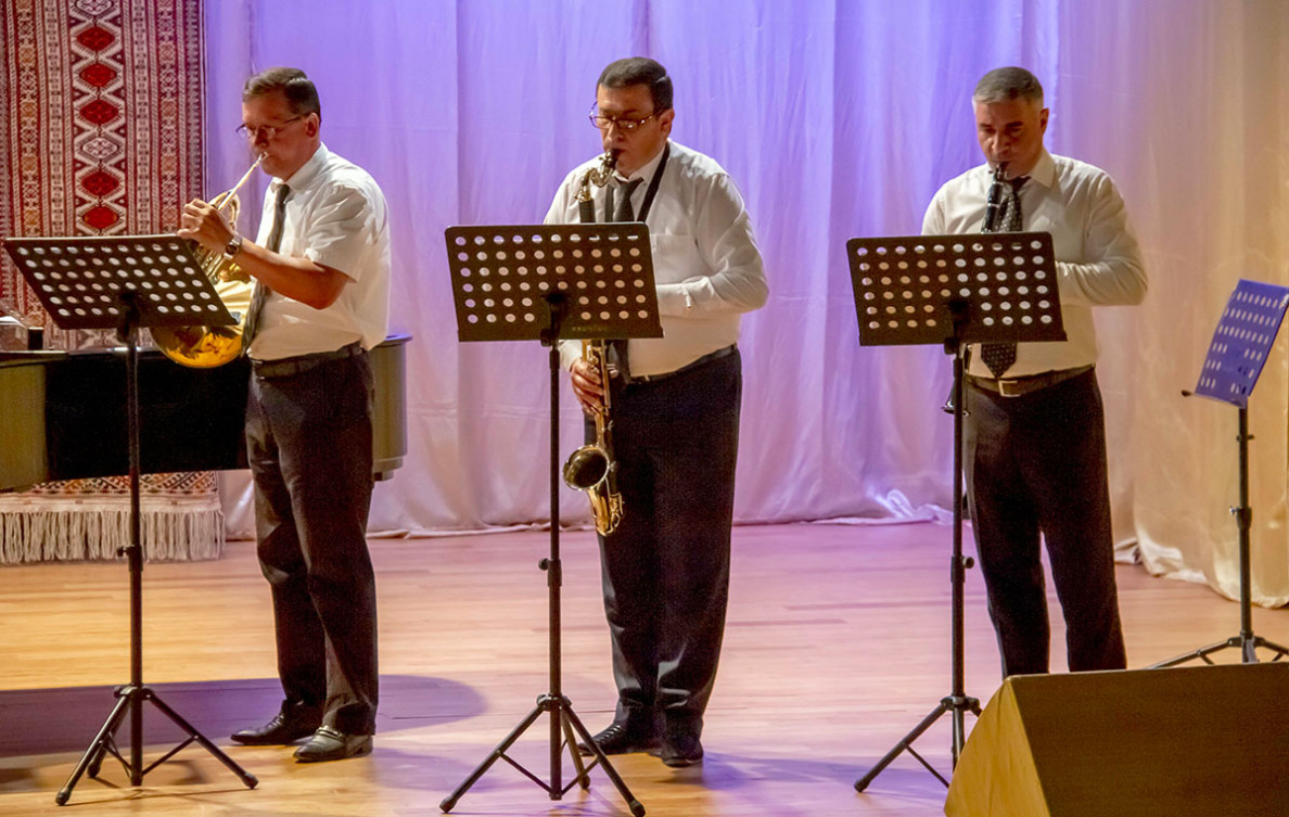 Bah we saksofon. Ýörite sazçylyk mekdebiniň mugallymlarynyň saz sowgady