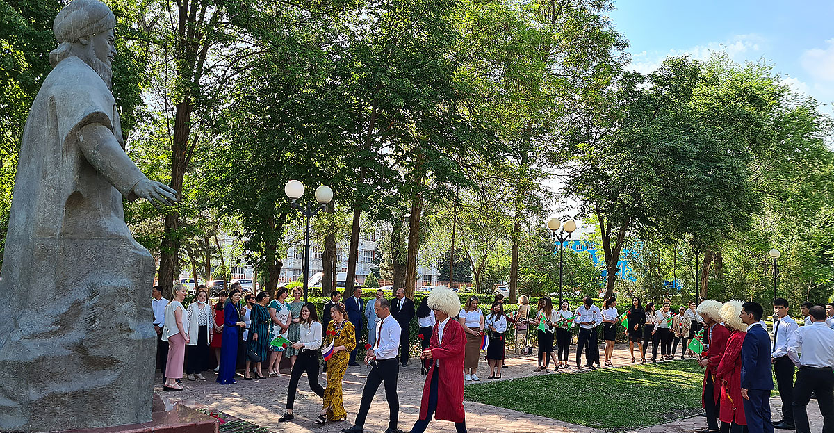 Astrakhan people lay flowers to the Monument of Magtumguly Fragi