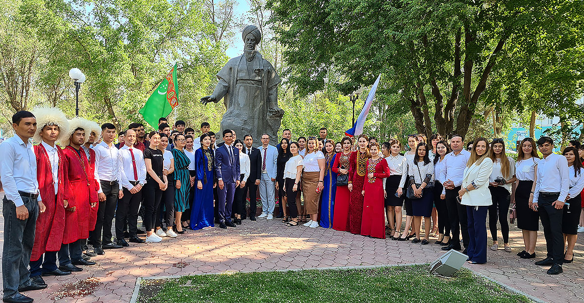 Astrakhan people lay flowers to the Monument of Magtumguly Fragi