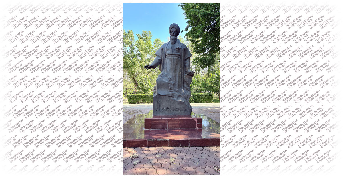 Astrakhan people lay flowers to the Monument of Magtumguly Fragi