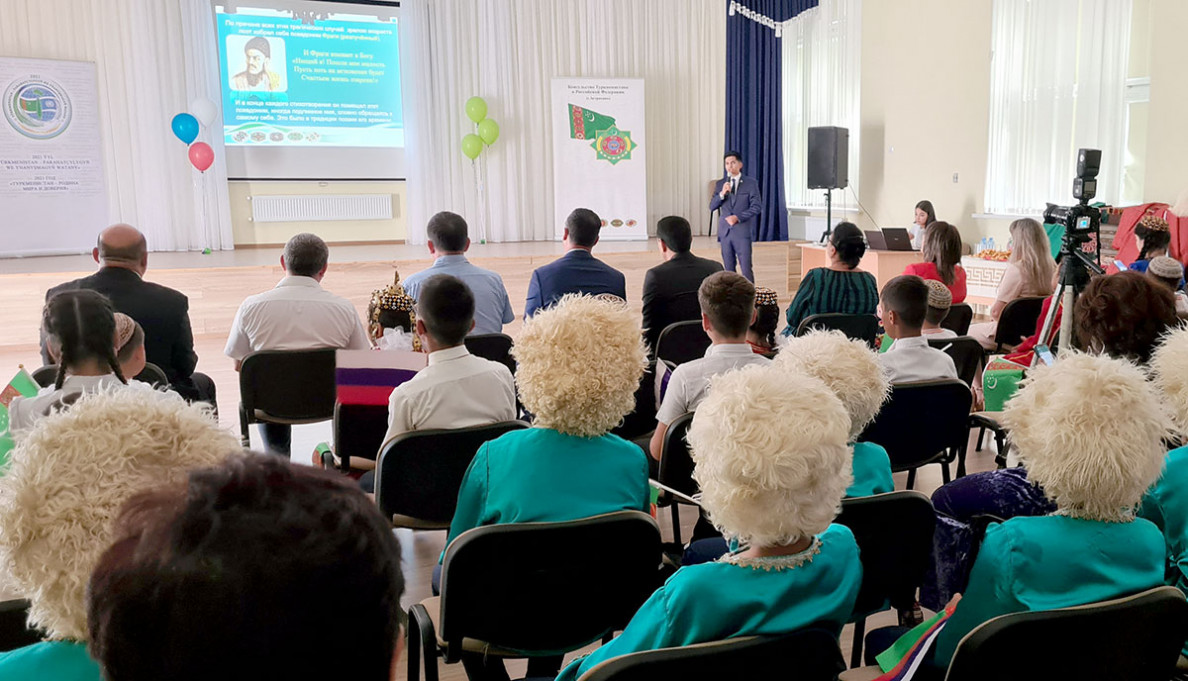 RF-iň Astrahan oblastyndaky Magtymguly adyndaky mekdep üçýyllygyny toýlaýar