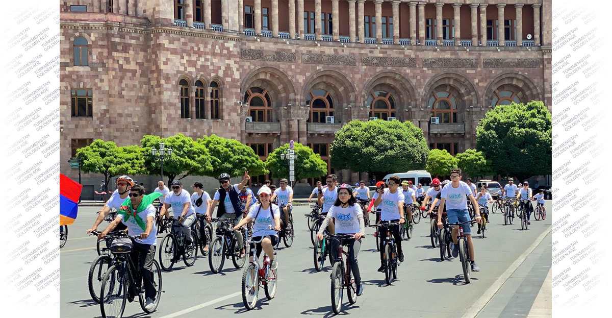 В Ереване состоялся велопарад, приуроченный к Всемирному дню велосипеда