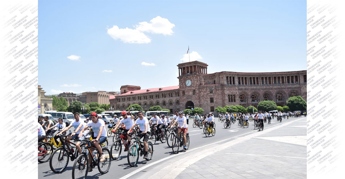 В Ереване состоялся велопарад, приуроченный к Всемирному дню велосипеда