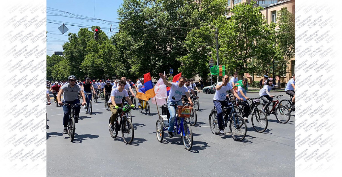 Cycling parade timed to the World Bicycle Day is held in Erevan