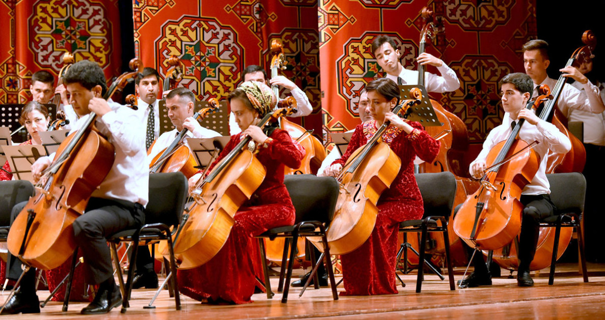 Çäksiz sungat: Gazagystanyň Ilçisi Türkmensitanyň simfoniki orkestrine hormat hatlaryny gowşurdy