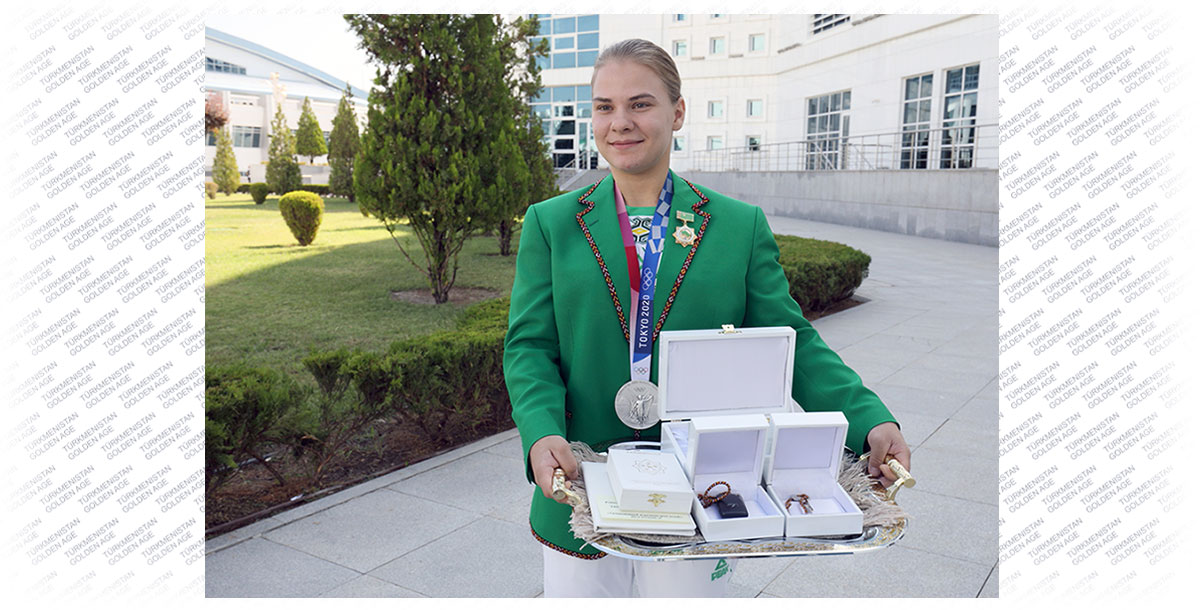 Президент Гурбангулы Бердымухамедов наградил первую в истории независимого Туркменистана медалистку Олимпийских игр
