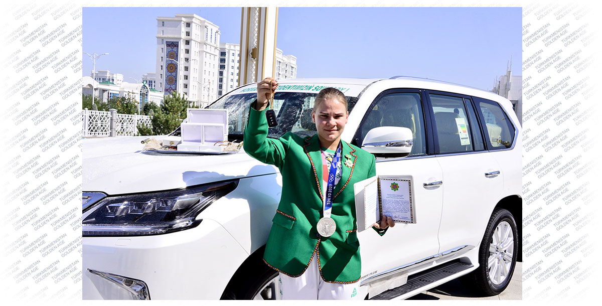 President Gurbanguly Berdimuhamedov awarded the first Olympic medalist in the history of independent Turkmenistan