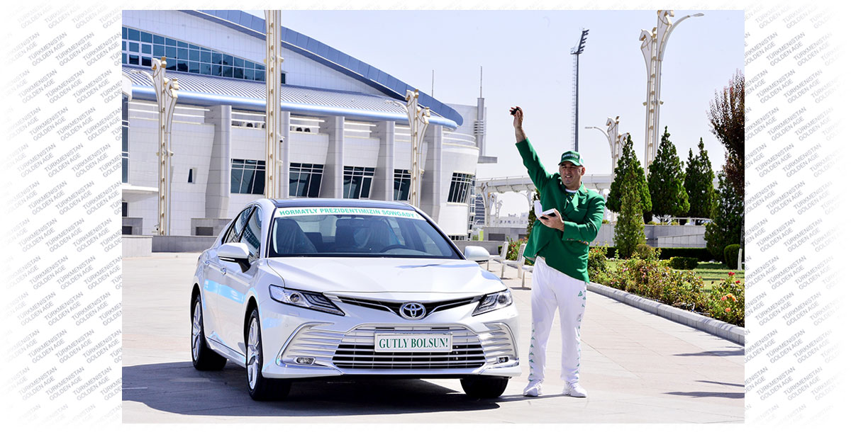President Gurbanguly Berdimuhamedov awarded the first Olympic medalist in the history of independent Turkmenistan