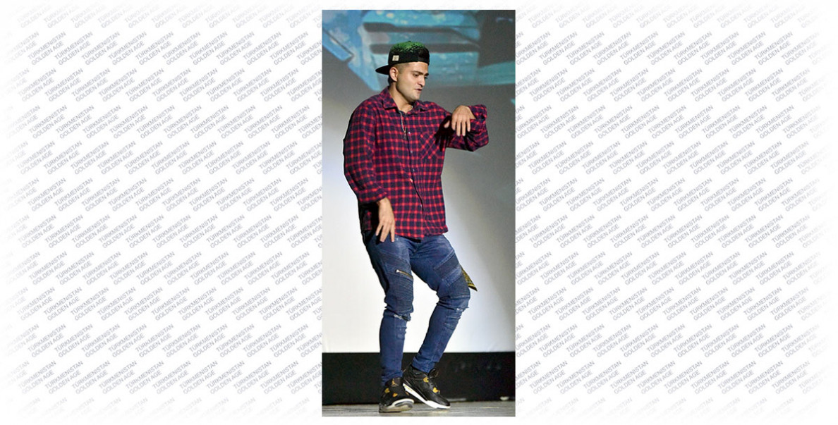 Sahna çykmak arzuwy amala aşýar